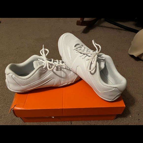 Size 10.5 Nike girls cheer shoes. Womens size. Worn once for tryouts. - Picture 4 of 6